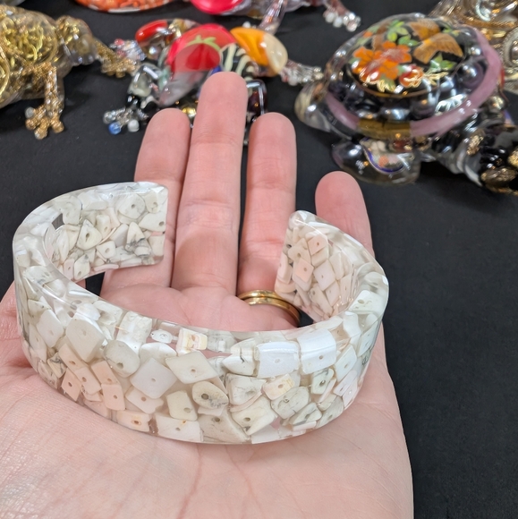 🎀 Handmade Shell Cuff Bracelet - Picture 9 of 10